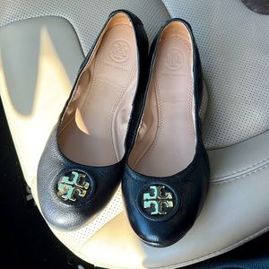 Like new Tory Burch leather flats, black with gold symbol